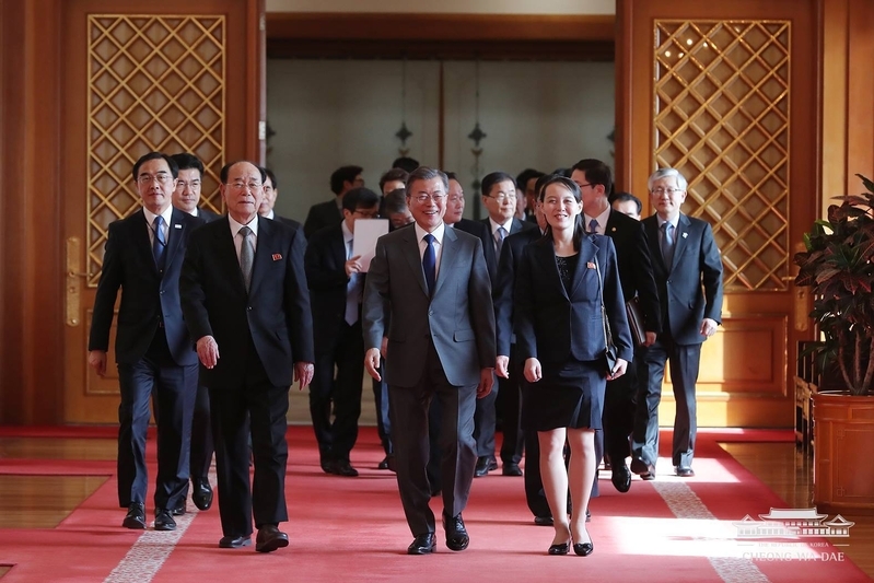 10日午前、青瓦台で会談場に向かう韓国の文在寅大統領（中央）と北朝鮮代表団の金永南常任委員長（左）、金与正特使（右）。写真は青瓦台提供。