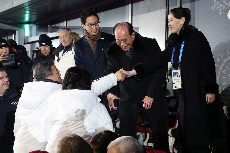 北朝鮮の金与正（キム・ヨジョン）朝鮮労働党中央委員会第一副部長と握手する文大統領。下からの握手は「女王に仕えるようだ」という批判から「これぞ大人の対応」とまで、様々な評価を集めた。写真は青瓦台提供。