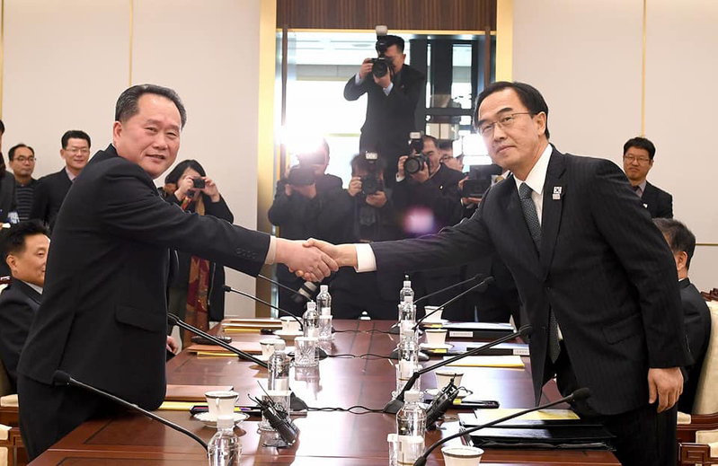 今年1月9日、約2年ぶりに行われた南北高位級（閣僚級）会談で握手する北側の李善権（リ・ソングォン、左）代表と、南側の趙明均（チョ・ミョンギュン）代表。写真は統一部提供。