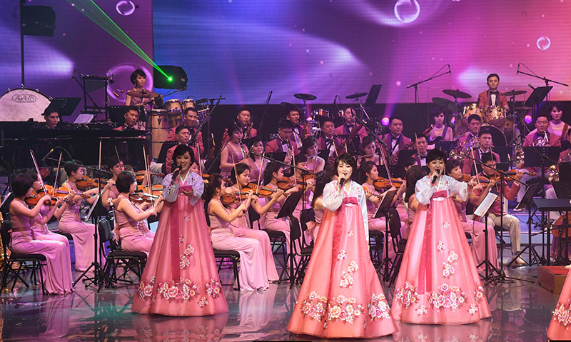 2月8日、江陵（カンヌン）市内で公演を行う、北朝鮮の三池淵管弦楽団。写真は統一部提供。