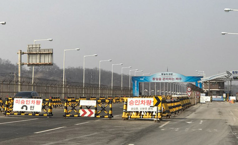 ソウル北部から北朝鮮へと向かう「関所」の統一大橋。この先は開城工業団地、板門店へと続く国道1号線だ。今回、この道も多く利用された。2月、筆者撮影。