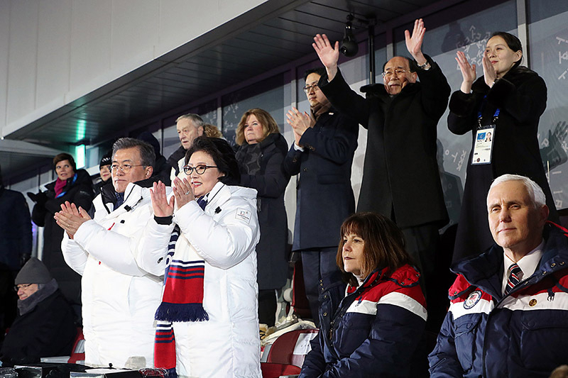 2月9日の平昌五輪開幕式で、南北合同入場を見守る、左から韓国、北朝鮮、米国の代表団。写真は青瓦台提供。
