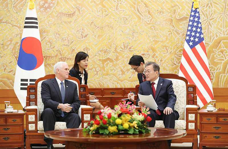 2月8日、文大統領と会談を行う米国のペンス副大統領（左）。訪韓中に北朝鮮代表団との接触予定があったが、北側のドタキャンにより中止になっていたことが後に判明した。写真は青瓦台提供。
