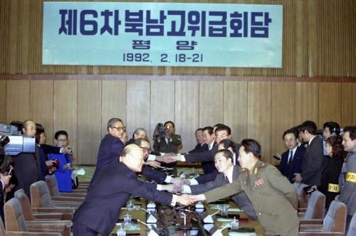 1992年、南北は「朝鮮半島の非核化に関する共同宣言」を採択した。第一項目には「南と北は核兵器の試験、製造、生産、受付、保有、貯蔵、配備、使用を行わない」とある。写真はハンギョレより引用。