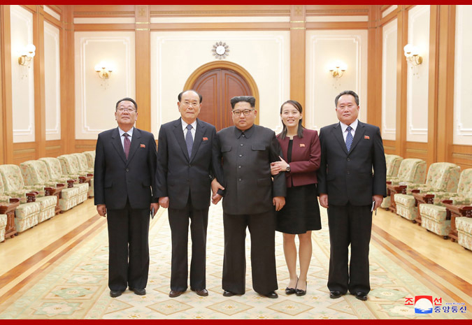 2月12日、韓国訪問を終え、金正恩氏に報告する金永南最高人民会議常任委員長（左から2人目）と、金与正朝鮮労働党中央委員会第一副部長（右から2人目）。朝鮮中央通信より引用。