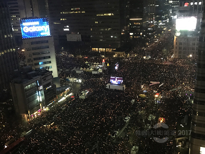 国政をろう断し、職務を果たさない朴槿恵前大統領を退陣に追い込んだ「ろうそくデモ」。路上をろうそくが埋めた。2016年12月3日、筆者撮影。
