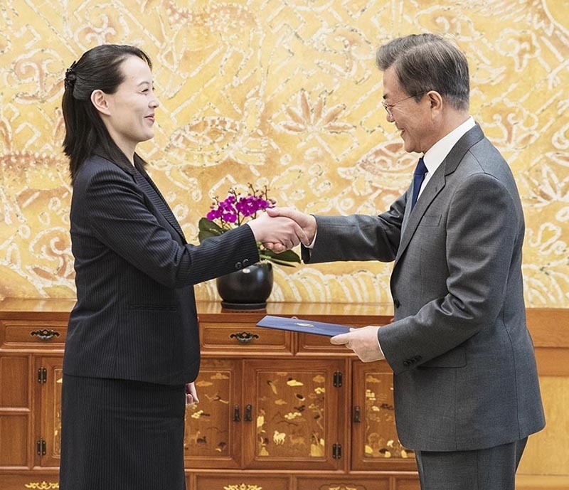 2月10日、北朝鮮の最高指導者金正恩氏の妹・金与正（キム・ヨジョン、左）特使から金正恩氏の親書を受け取る文在寅大統領。写真は青瓦台提供。