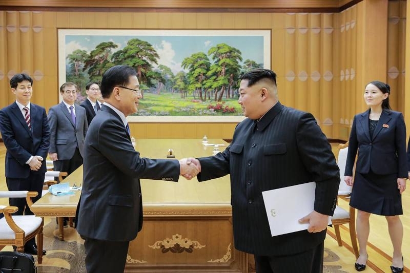 5日夜、平壌で北朝鮮の金正恩委員長に文在寅大統領の親書を手渡す、韓国の鄭義溶首席特使。写真は青瓦台提供。