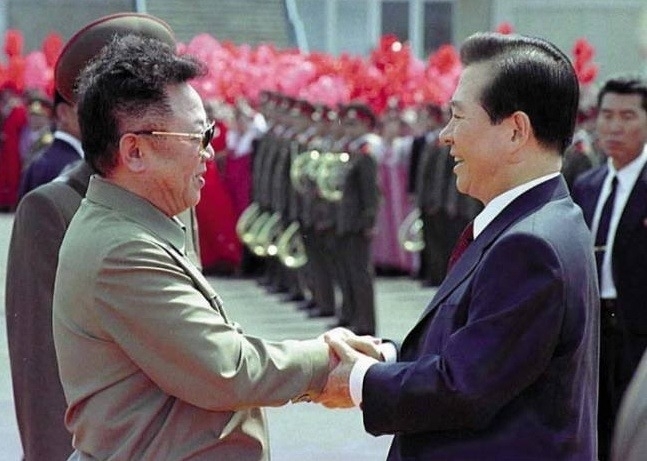 2000年6月、平壌で歴史上初めての南北首脳会談を行う北朝鮮の金正日国防委員長（左）と韓国の金大中大統領（右）。写真は青瓦台提供。