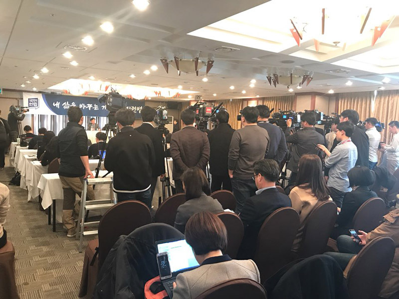 13日の記者会見には、多くのメディアが押しかけた。今日14日の朝刊ではいずれも一面の扱いになっており、「新しい韓国」に対する社会の関心の高さがうかがえる。13日、筆者撮影。