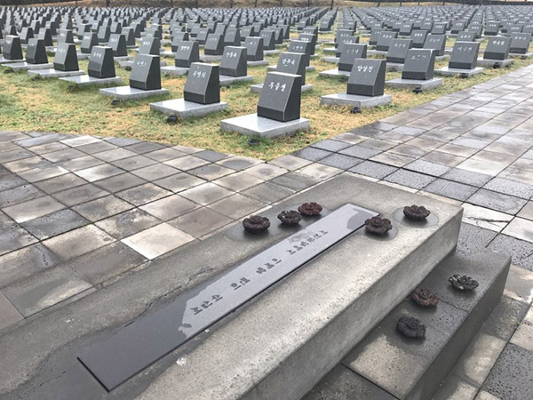 「4.3平和公園」内にある行方不明者3825名の碑。名前が刻まれている。朝鮮戦争（50〜53年）のさ中で記録が失われた犠牲者も多い。3月16日、筆者撮影。