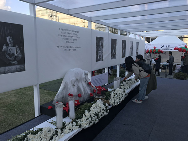 4月3日から7日まで光化門広場に設置された「済州4.3事件犠牲者」を追悼する献花台。筆者の取材当時、多くの若者が花を供えていった。7日、筆者撮影。