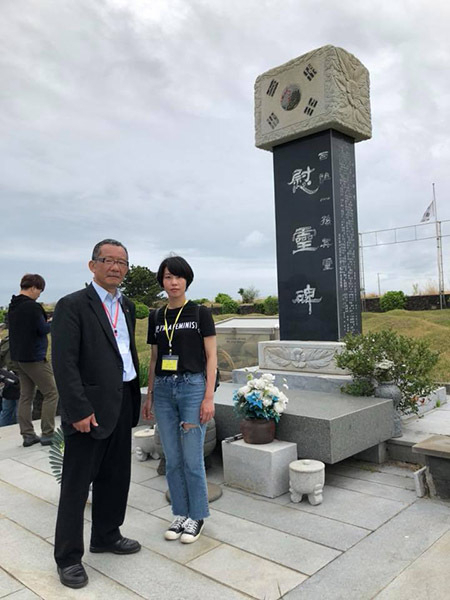 今年4月、大阪からの訪問団100余名と共に済州島を訪問した呉光現会長（左）。呉光現さん提供。