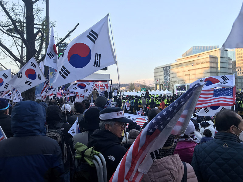 保守派による「太極旗」デモ。星条旗を掲げ、米韓同盟を強調し、北朝鮮と会談を行う文在寅大統領を批判する。写真を撮る筆者にも年配男性が怒鳴り声を挙げながら詰め寄ってきた。7日、筆者撮影。