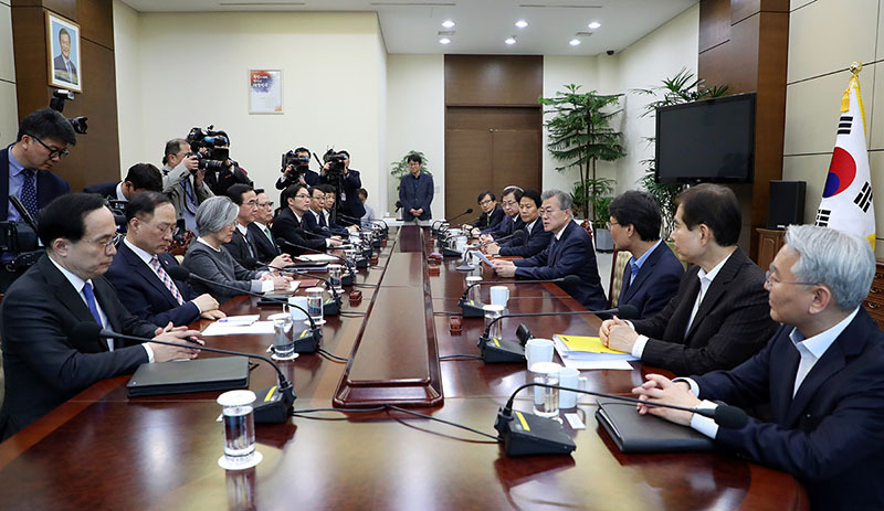 12日の南北首脳会談準備委員会の様子。政権中枢の幹部たちが多く出席した。写真は青瓦台提供。