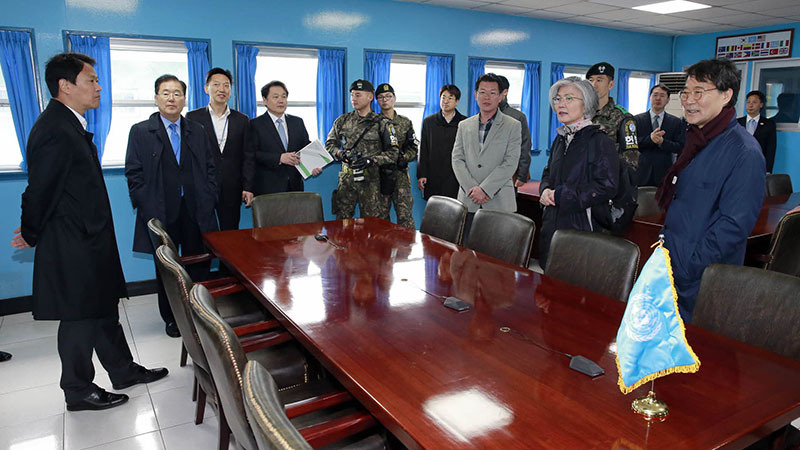 4月6日、南北首脳会談が行われる板門店を視察する韓国政府高官たち。一番左の人物が任鐘ソク（イム・ジョンソク）大統領秘書室長。写真は青瓦台提供。