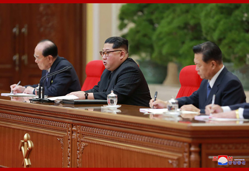 党総会に参加した金永南（キム・ヨンナム）最高人民会議常任委員長（左）と崔竜海（チェ・リョンヘ）党中央委員会副委員長（右）。写真は朝鮮中央通信から。