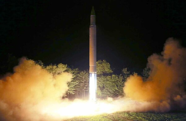 17年7月に北朝鮮メディアが公開したICBM発射実験の様子。写真は「わが民族同士」より。