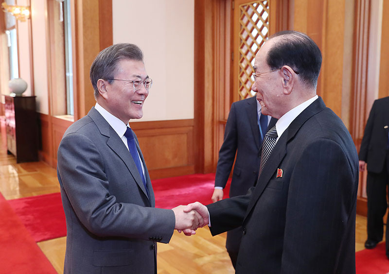 今年2月、青瓦台（韓国大統領府）で北朝鮮の金永南（キム・ヨンナム）最高人民会議常任委員長と握手する文在寅大統領。これも歴史的な瞬間だった。写真は青瓦台提供。