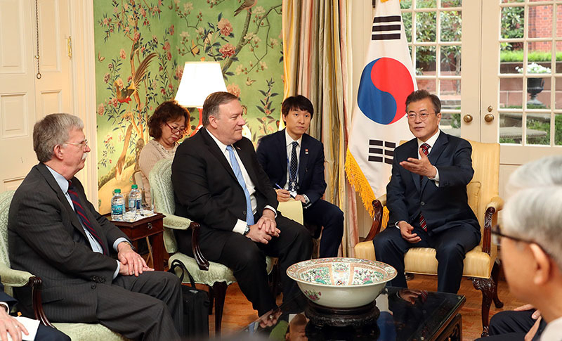 22日（現地時間）午前、ボルトン米大統領補佐官（国家安全保障担当、左）、ポンペオ国務長官（中央）と面談する韓国の文大統領。写真は青瓦台（韓国大統領府）提供。