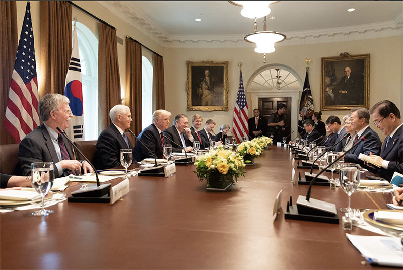 22日（現地時間）午後、ホワイトハウスで行われた米韓首脳会談の様子。写真は米大統領公式ツイッターより引用。