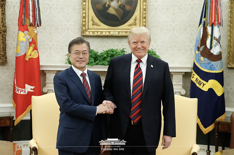 握手する米韓両首脳。写真は青瓦台提供。