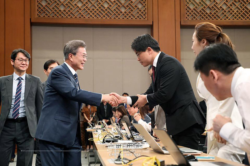 記者会見を終え、記者団と握手する文在寅大統領。写真は青瓦台提供。