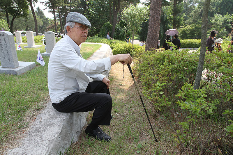 インタビューに答えるモク・ヨンテクさん(85)。自身も朝鮮戦争に参戦した。6日、筆者撮影。