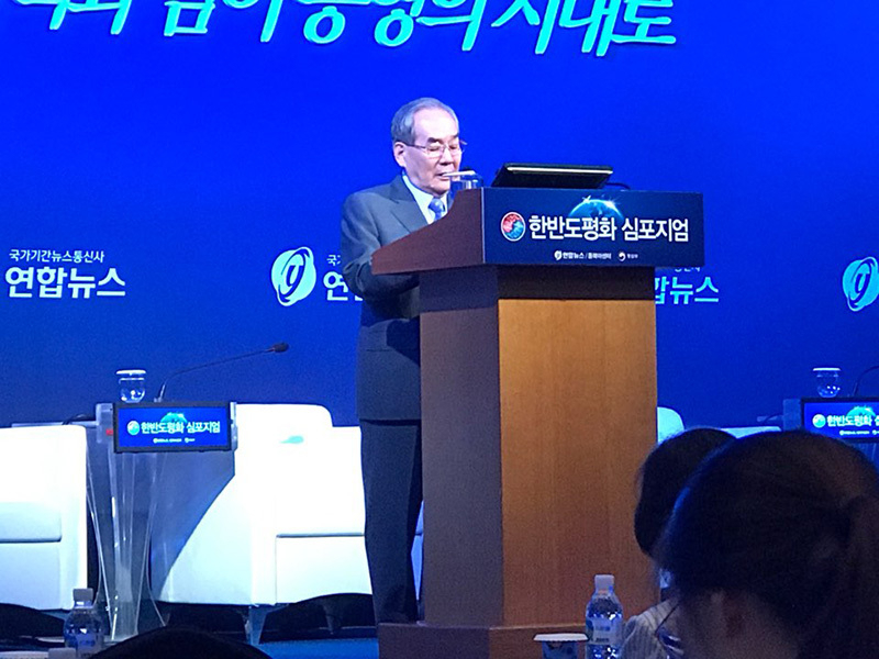 29日、シンポジウムで基調演説を行う林東源（イム・ドンウォン）元統一部長官。韓国が今後取るべき朝鮮半島政策について力説した。筆者撮影。