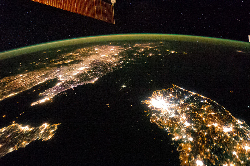 米国の航空宇宙局（NASA）が2014年1月に撮影した朝鮮半島の様子。北側には灯りがほとんど見えない。NASAホームページ提供。