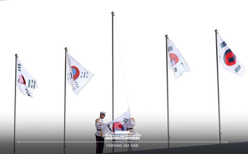歴代の国旗・太極旗を掲げる。デザインが時期により少しずつ異なっている。写真は青瓦台提供。