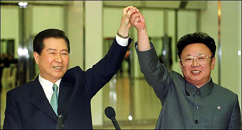 2000年6月、北朝鮮の平壌で史上初となる南北首脳会談を行った、韓国の金大中大統領（左）と北朝鮮の金正日国防委員長（右）。写真は当時の共同取材団によるもの。