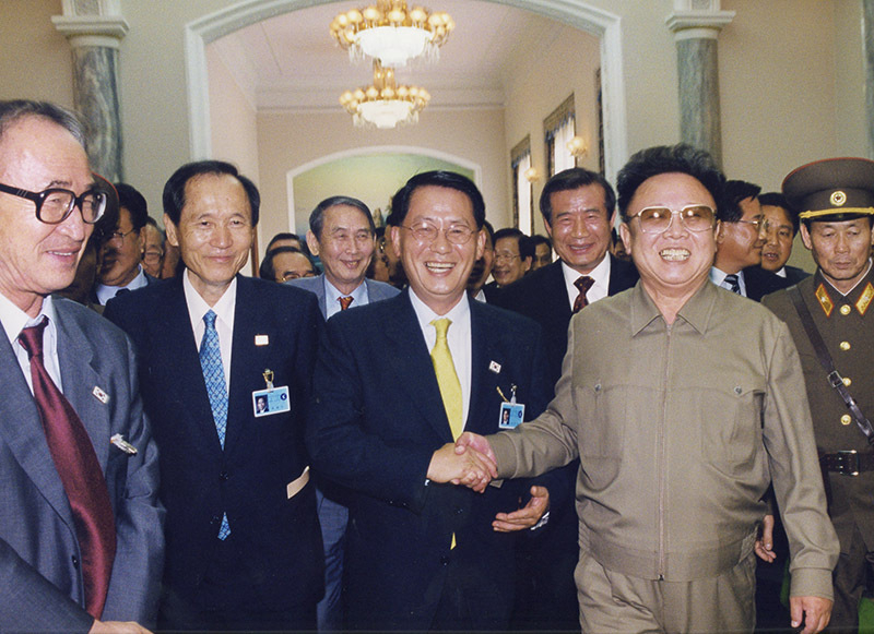 2000年8月、文化観光部の長官として韓国のメディア代表団46人を率い北朝鮮を訪問した朴智元氏（中央）。写真は当時の共同取材団提供。