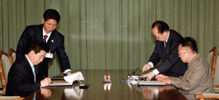 10.4南北首脳宣言に署名する韓国の盧武鉉（ノ・ムヒョン）大統領（左）と、北朝鮮の金正日（キム・ジョンイル）国防委員長（右）。盧武鉉財団HPより引用。