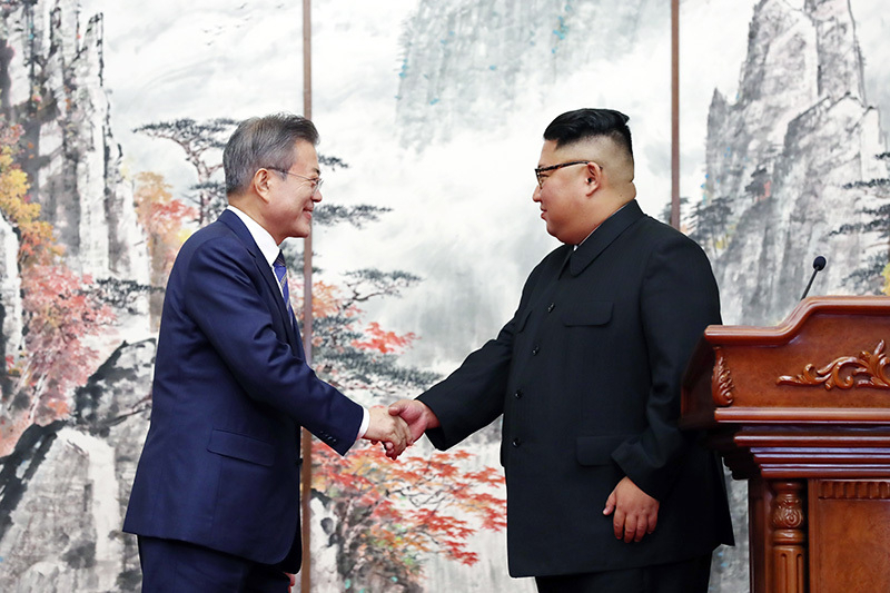 19日午後、「平壌共同宣言」署名後の共同記者会見を終え握手する南北両首脳。写真は平壌写真共同取材団。