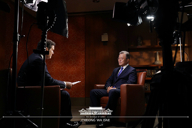Fox News Channelのインタビューを受ける文大統領。インタビュアーのBret Baierは6月の米朝首脳会談の際、トランプ大統領に単独インタビューを行っている。写真は青瓦台提供。