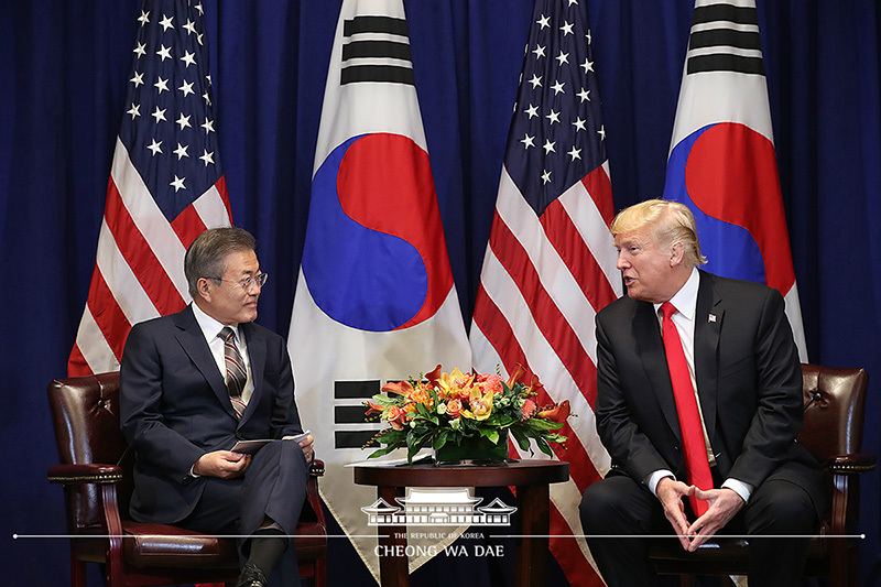 24日（現地時間）、都合5度目となる米韓首脳会談を行った米韓首脳。写真は青瓦台提供。