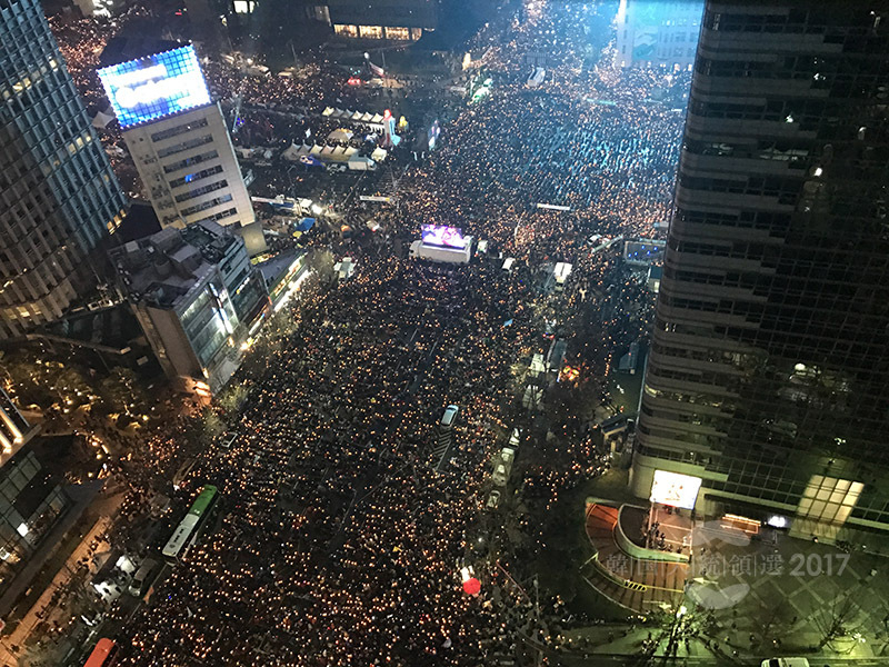 2016年11月26日、ソウルで行われたろうそくデモには主催者発表で150万人が参加した。写真は午後8時頃の光化門の様子。足の踏み場もない人出だった。筆者撮影。