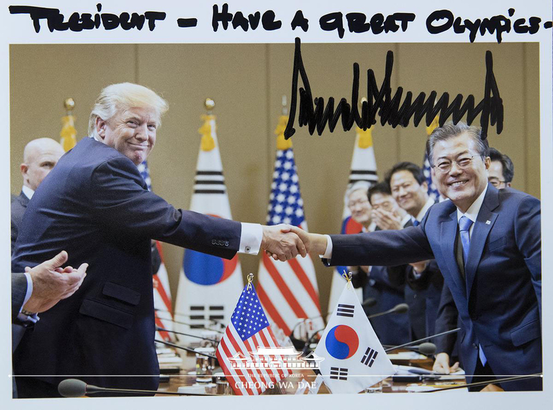トランプ大統領直筆の「すばらしいオリンピックを！」と書かれた写真。米韓が2月23日に公開した。写真は青瓦台提供。