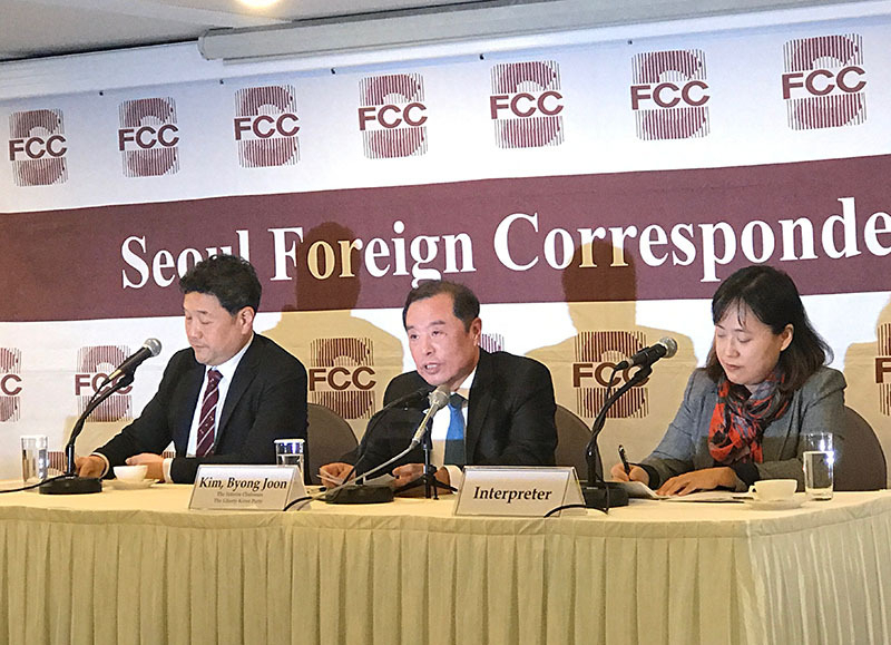 11月23日、ソウル外信記者クラブで会見する自由韓国党の金秉準（キム・ビョンジュン）非常対策委員長（中央）。「北朝鮮への平和基調にも支持層の動揺はない」と明かした。筆者撮影。