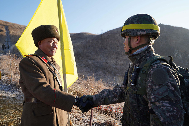 12月12日、南北軍事境界線を挟み、相互のGP（哨所）撤去作業を確認した南北の将校たち。これも歴史的な瞬間だ。写真は韓国国防部提供。