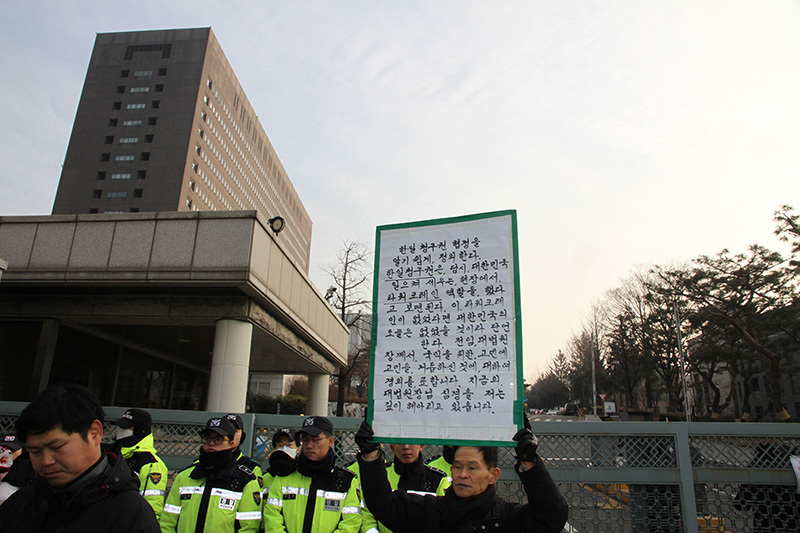 「日韓請求権協定は当時、韓国を起き上がらせるタワークレーンの役割をした。これが無ければ今の韓国は無かった」と掲げる市民。色々な視点がある。11日午前、ソウル中央地検前で筆者撮影。