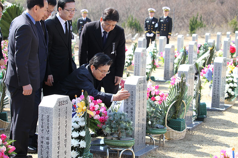 式典後、犠牲者の墓石に触れる自由韓国党の黄教安代表。22日。筆者撮影。