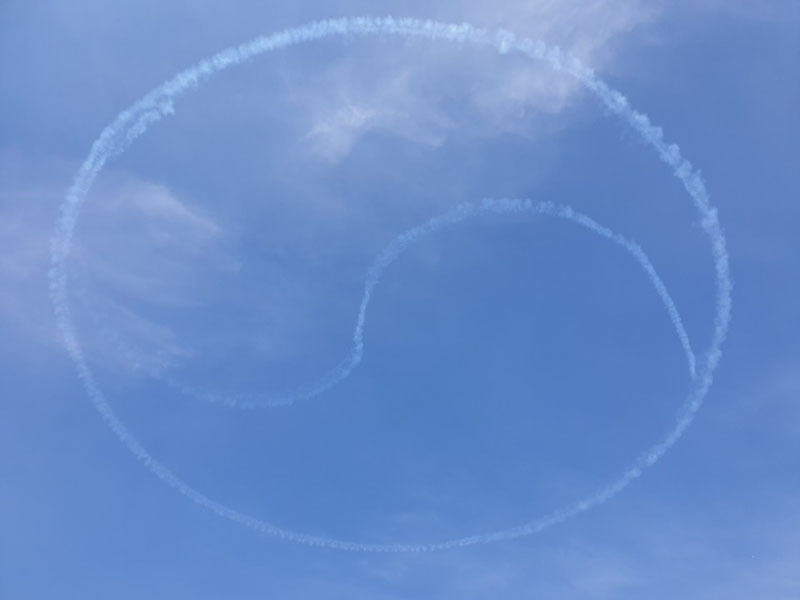 式典では、空軍機が空に太極マークを描いていた。22日、筆者撮影。