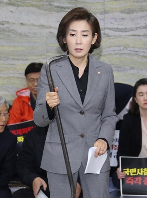 バールを手にする自由韓国党の羅院内代表。同党HPより引用。