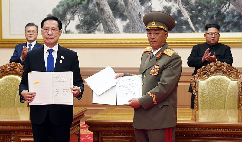 昨年9月、『南北軍事合意書』にサインする韓国の宋永武国防部長官（左、当時）と北朝鮮の努光哲人民武力相。写真は合同取材団。