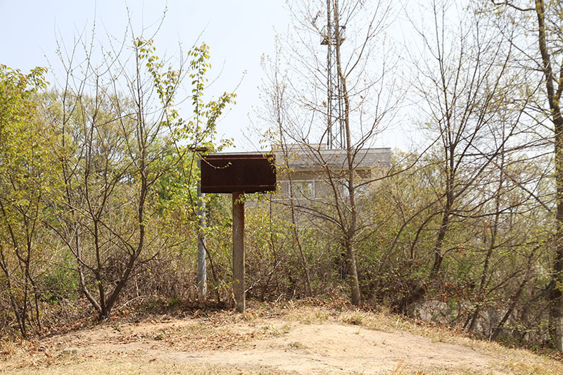 南北軍事境界線を表す標識の後ろに見えるのが、北朝鮮側の兵士詰所だ。
