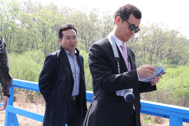 慶南大学極東問題研究所の林乙出（イム・ウルチュル）教授（左）。北朝鮮全般、とくに経済に詳しい。