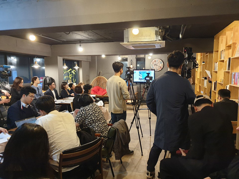 9日、ソウル市内で行われたUPRをモニタリングする会合の様子。多くの人権運動家とメディアが詰めかけた。9日、筆者撮影。