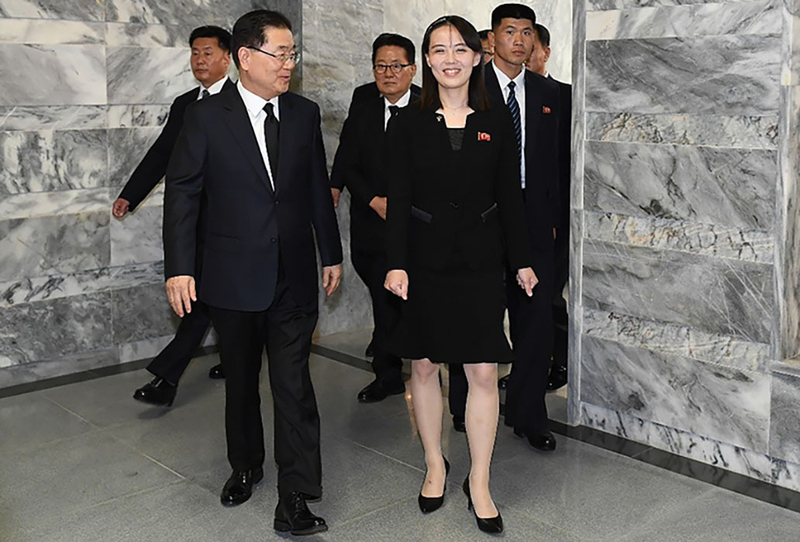12日夕、韓国の代表団と板門店『統一閣』で面会した北朝鮮の金与正宣伝扇動部第一副部長（右）。左は韓国の鄭義溶国家安全保障室長。写真は統一部提供。